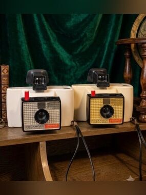Set of 2 🩷 Vintage Polaroid Swinger Flash Cameras